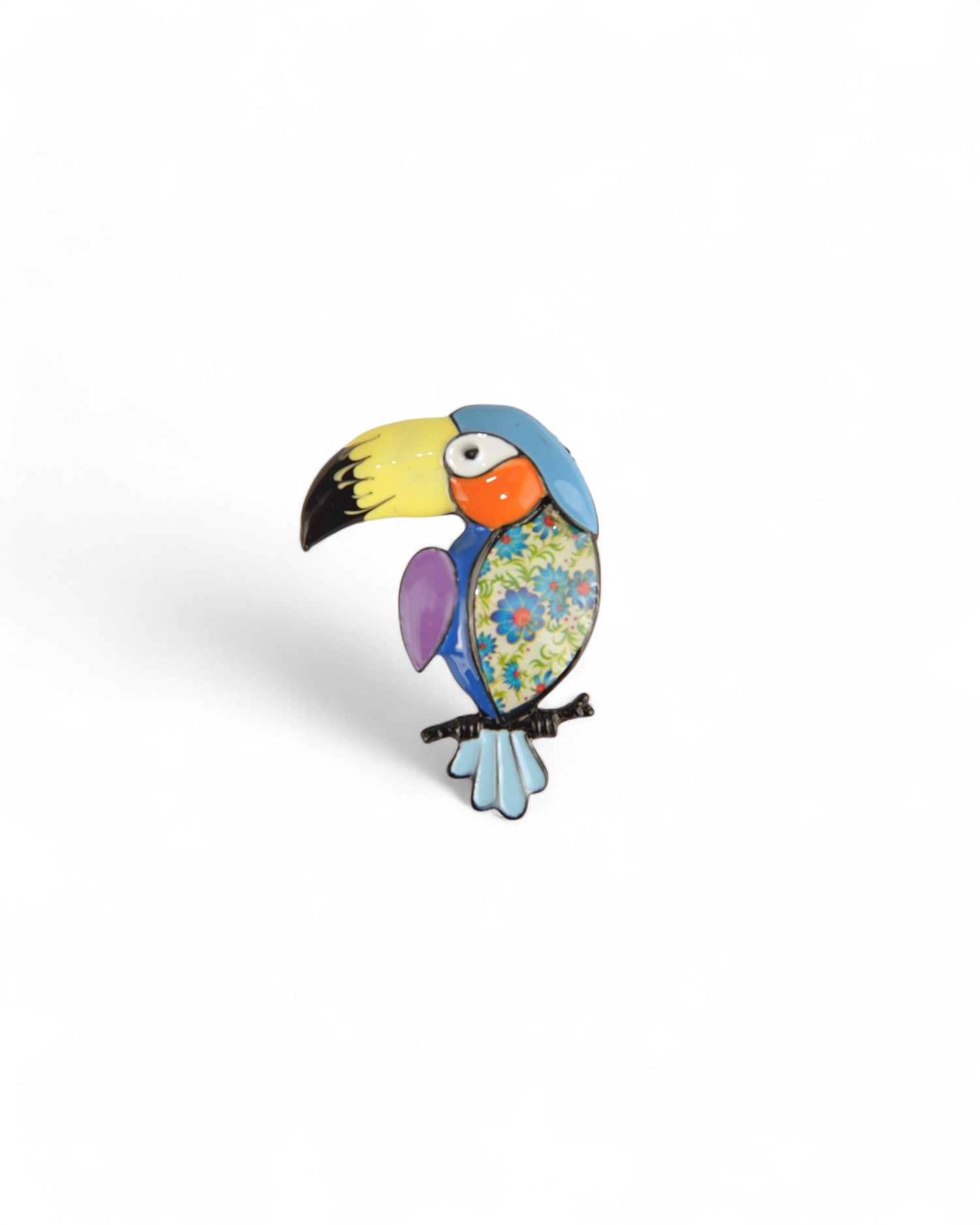 Broșă albastră în formă de tucano, cu design floral delicat.