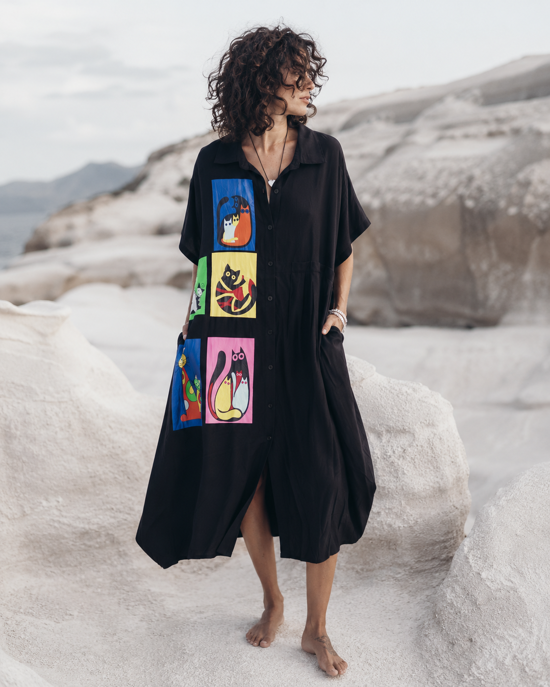 Rochie midi tip cămașă cu imprimeu în pătrate colorate și pisici stilizate, vedere frontală — All Above Boutique.
