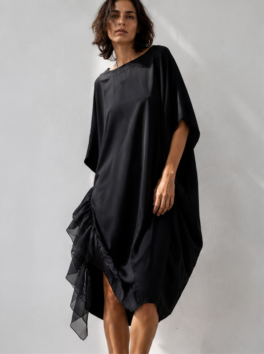 Bluză tip rochie oversize din satin mătăsos, cu tiv asimetric și buzunar aplicat, vedere frontală — All Above Boutique.