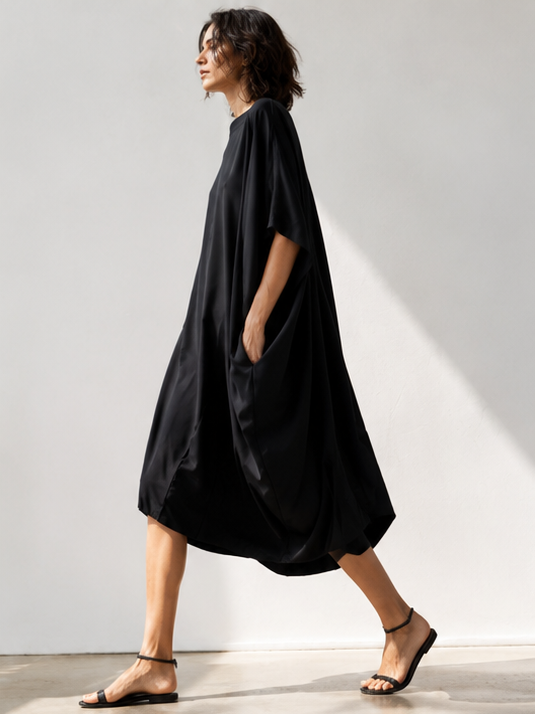 Detaliu tiv asimetric și buzunar pe bluza tip rochie din satin — All Above Boutique.