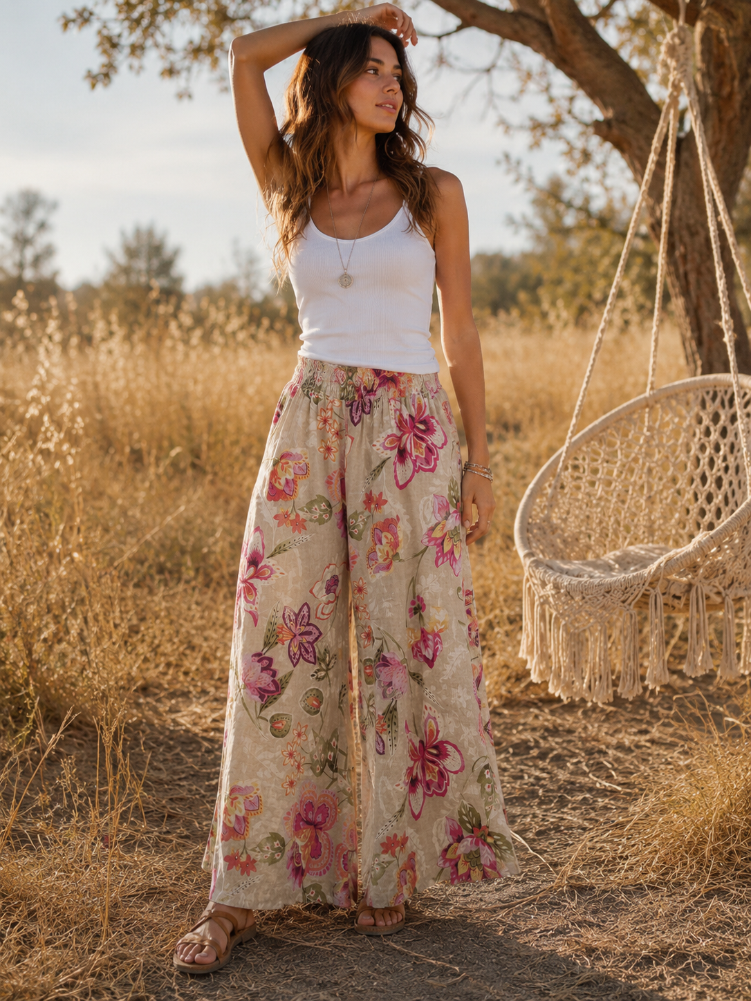 Pantaloni evazați din in floral roz cu talie înaltă, vedere ansamblu look boem, All Above Boutique