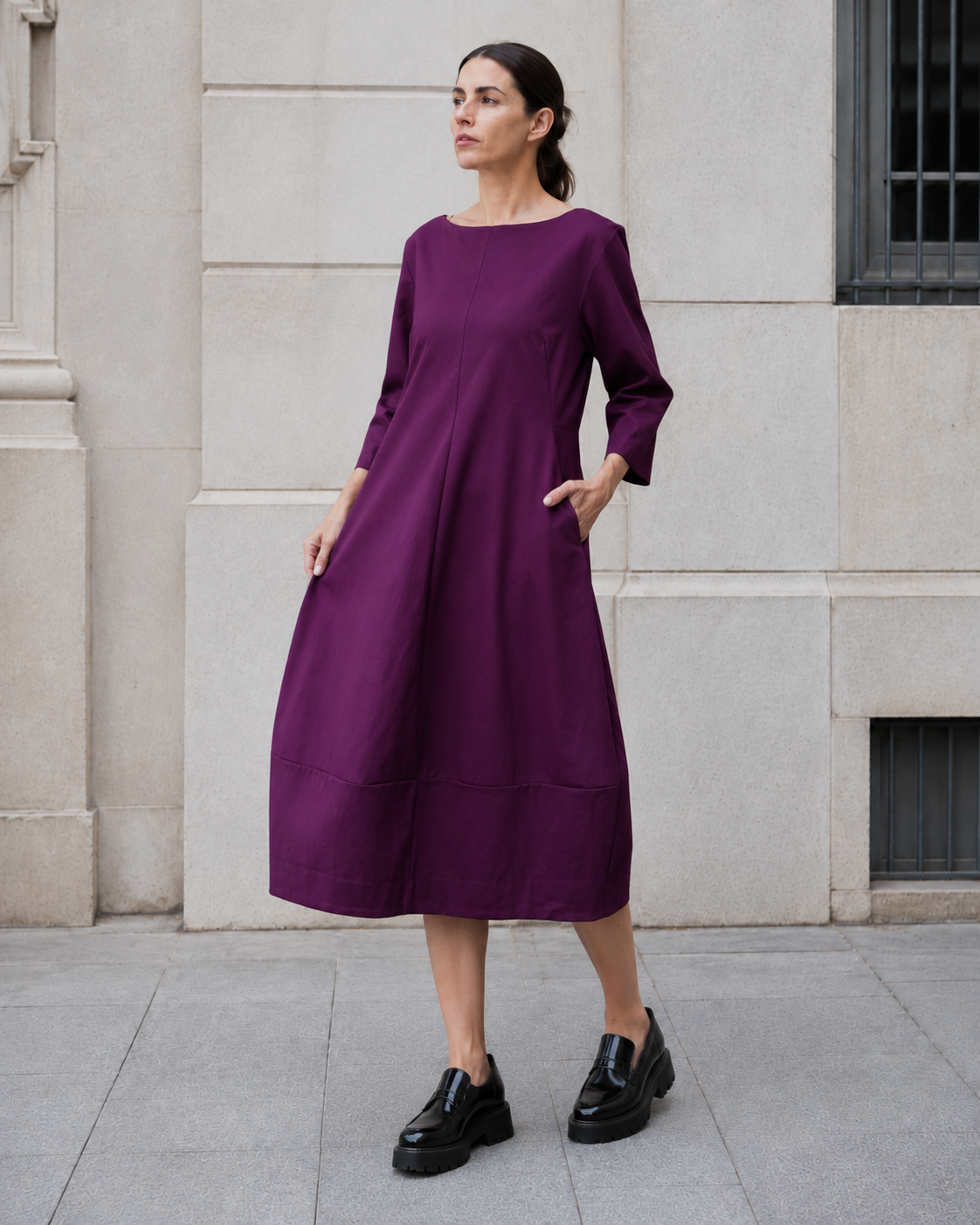 Detaliu cusături modelatoare verticale pe rochia din jerse. All Above Boutique.