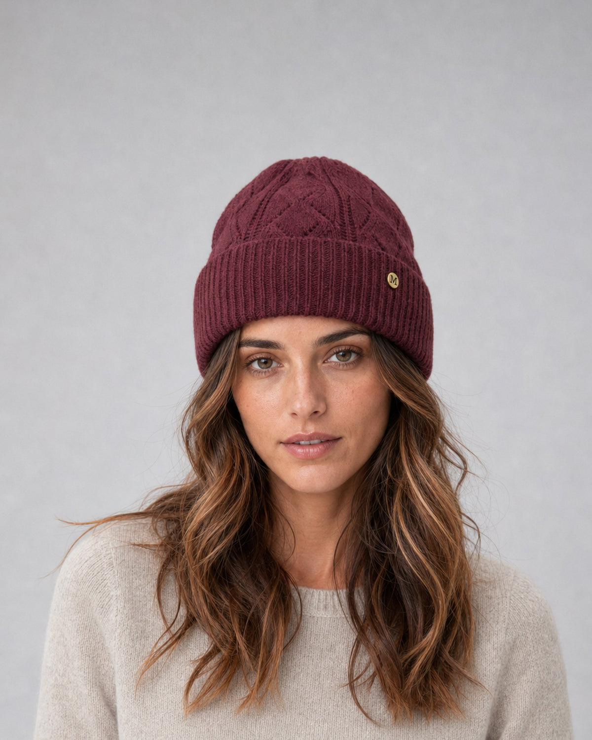 Căciulă tricotată ajurată cu bănuț arămiu, lână și cașmir, culoare roșu închis - All Above Boutique