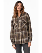 Cămașă oversize cu carouri maro și buzunare cu clapă, purtată pe model - All Above Boutique