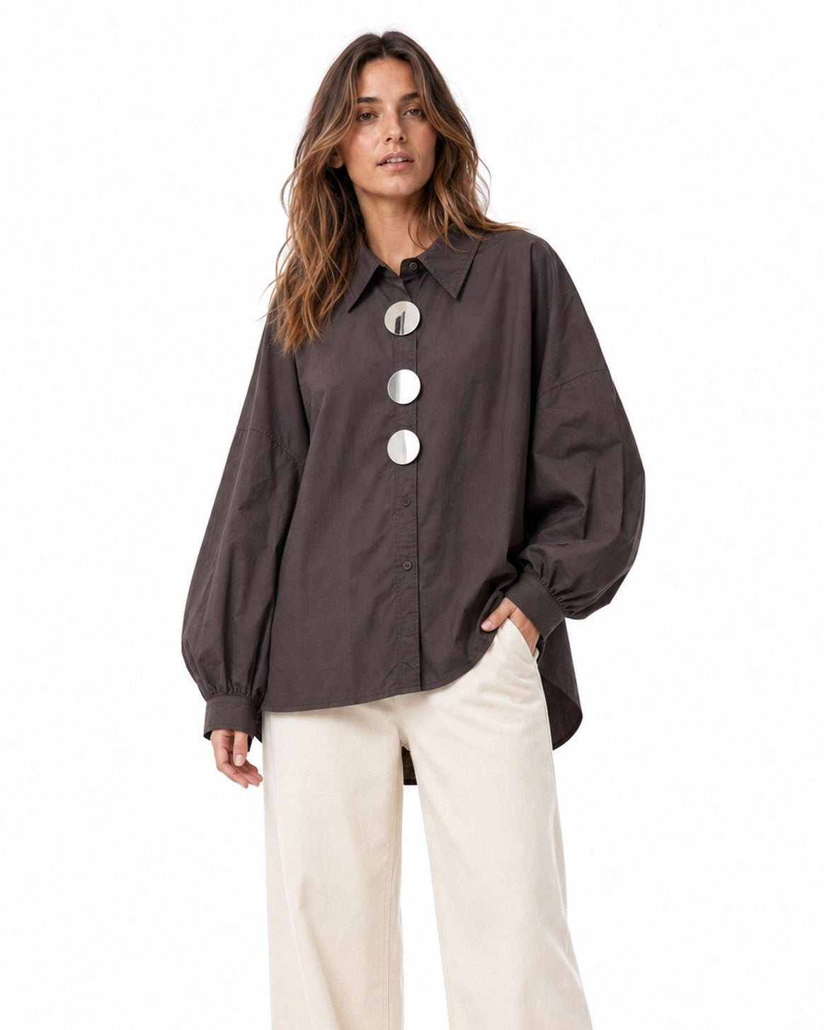 Cămașă oversize din bumbac maro cafea, cu nasturi mari tip oglindă și mâneci balon, purtată pe model, vedere din față - All Above Boutique