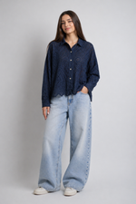 Cămașă din bumbac perforat bleumarin, croială lejeră, outfit casual