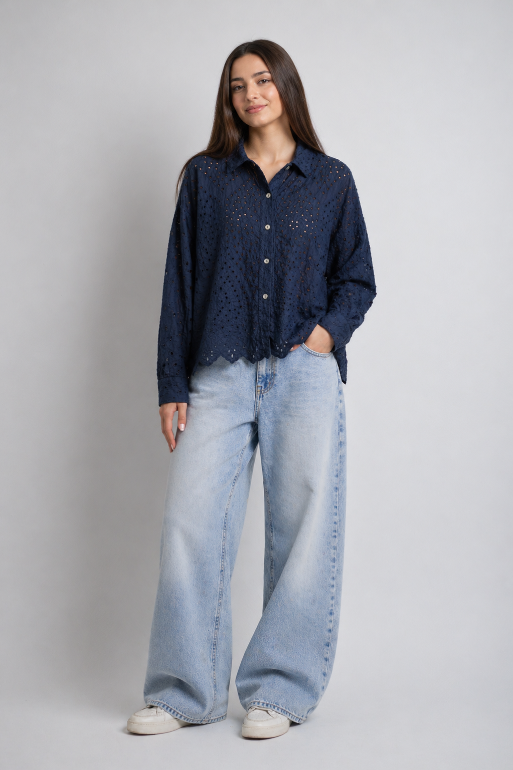 Cămașă din bumbac perforat bleumarin, croială lejeră, outfit casual