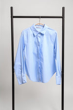 Cămașă clasică office slim fit albastră, prezentare pe umeraș