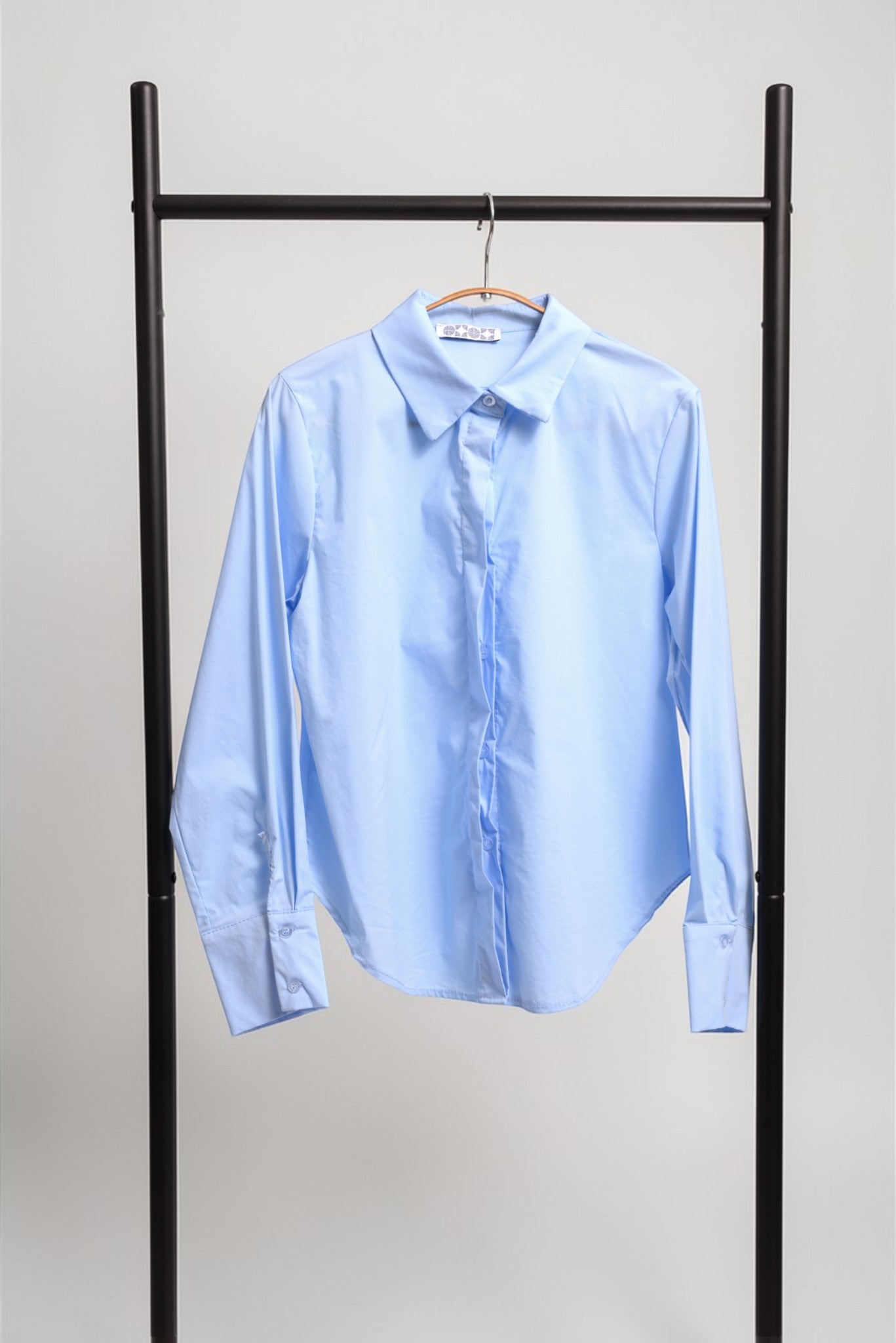 Cămașă clasică office slim fit albastră, prezentare pe umeraș