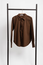Cămașă clasică office slim fit maro, prezentare pe umeraș