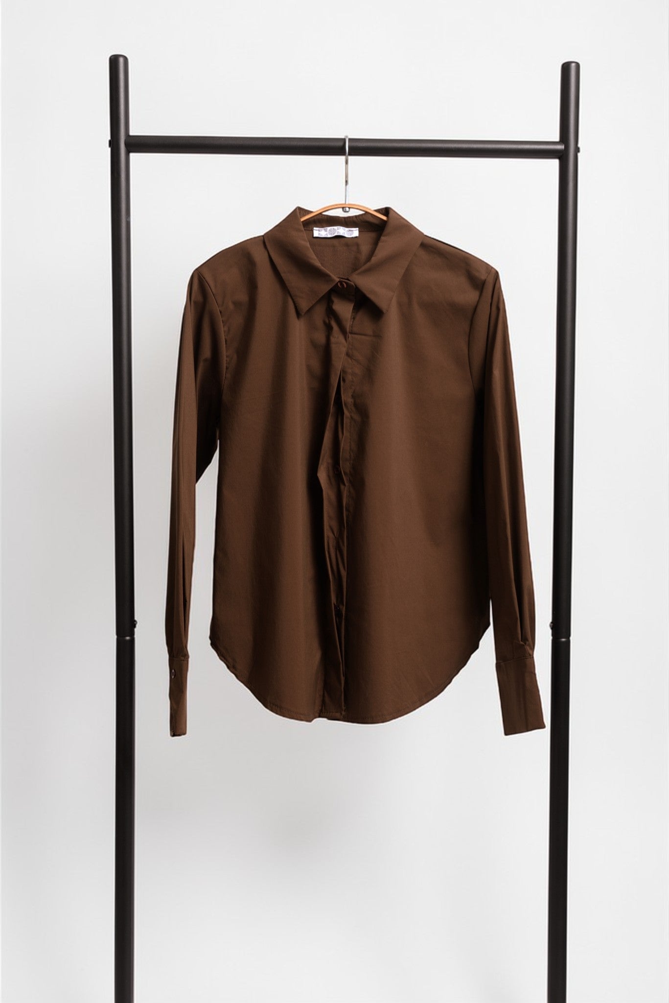 Cămașă clasică office slim fit maro, prezentare pe umeraș