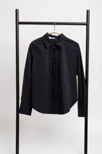 Cămașă clasică office slim fit neagră, prezentare pe umeraș