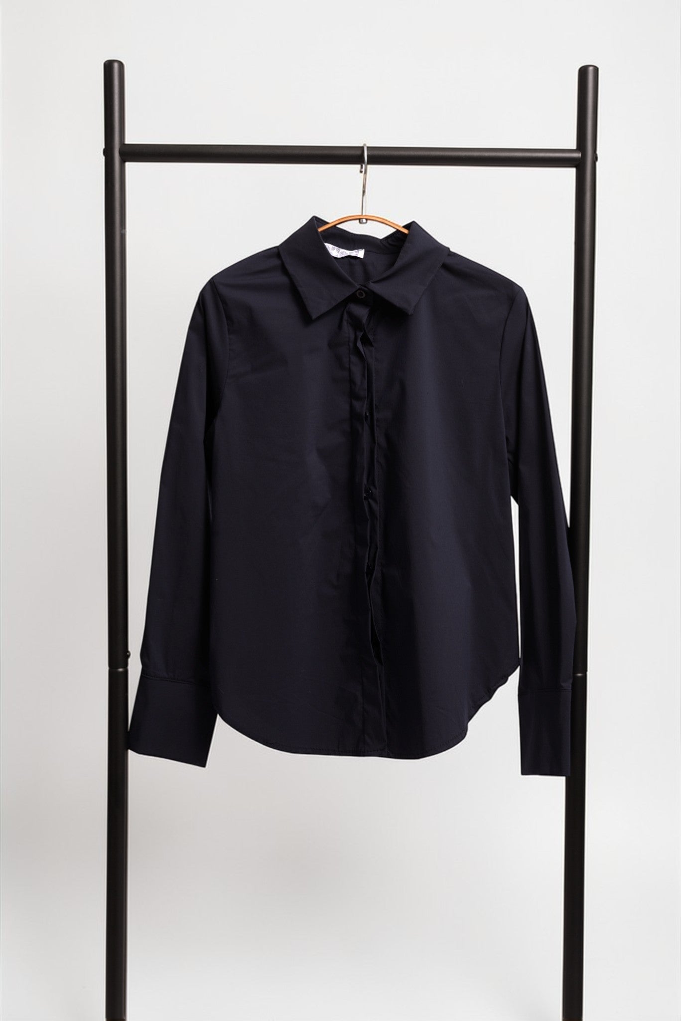 Cămașă clasică office slim fit neagră, prezentare pe umeraș