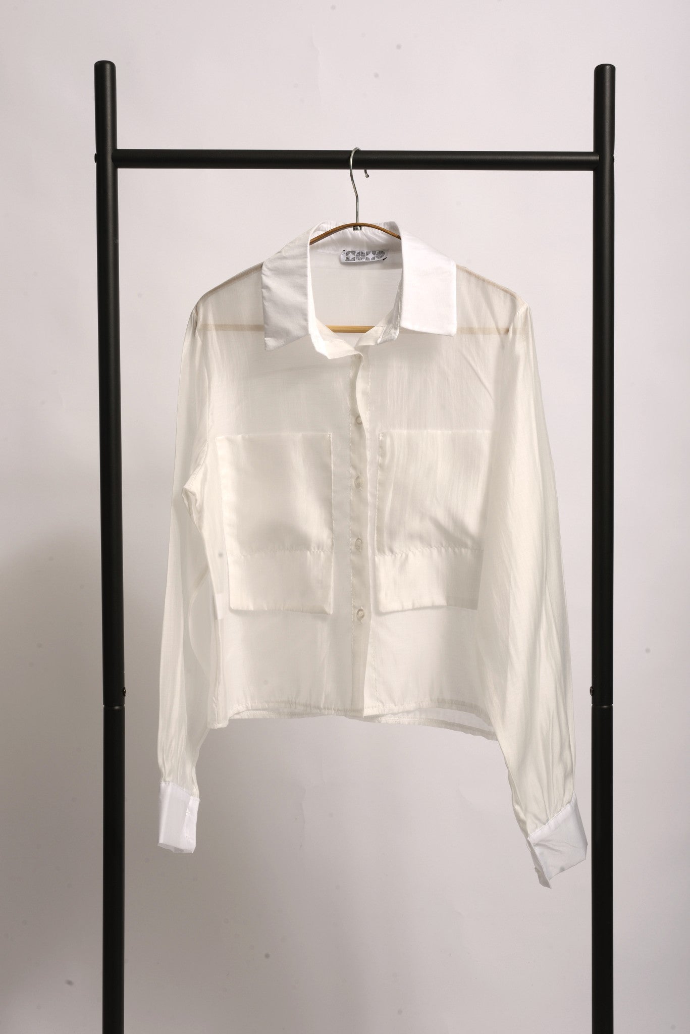 Cămașă crop din tencel alb cu buzunare aplicate