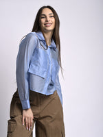 Cămașă crop din tencel albastru cer senin purtată de model