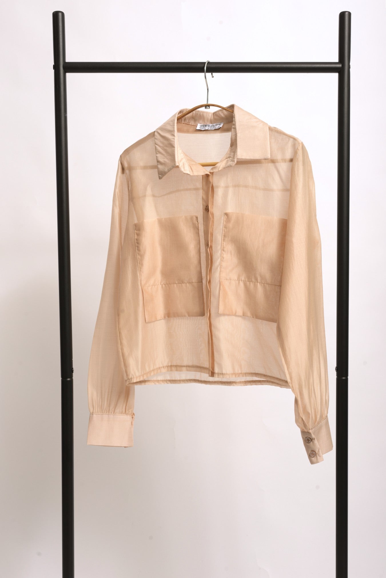 Cămașă crop din tencel bej, croială modernă cu buzunare aplicate