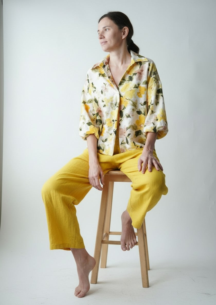 Cămașă tip bluză cu print floral galben purtată pe model, vedere frontală