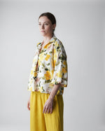 Cămașă tip bluză florală galbenă vedere laterală pe model