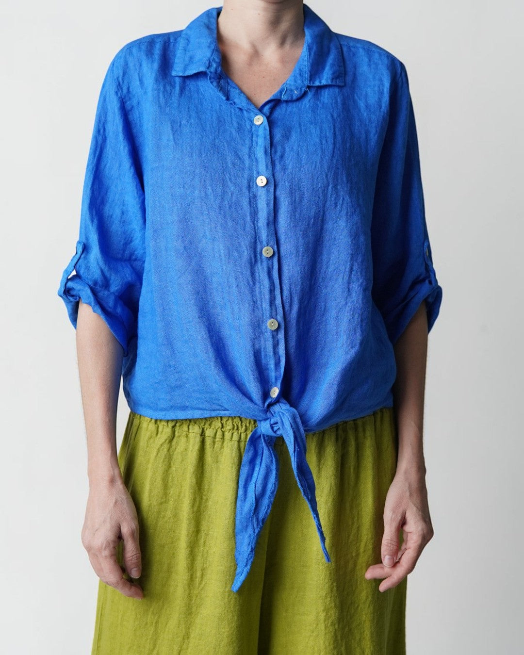 Cămașă de vară din in albastră cu nod în talie și nasturi sidef