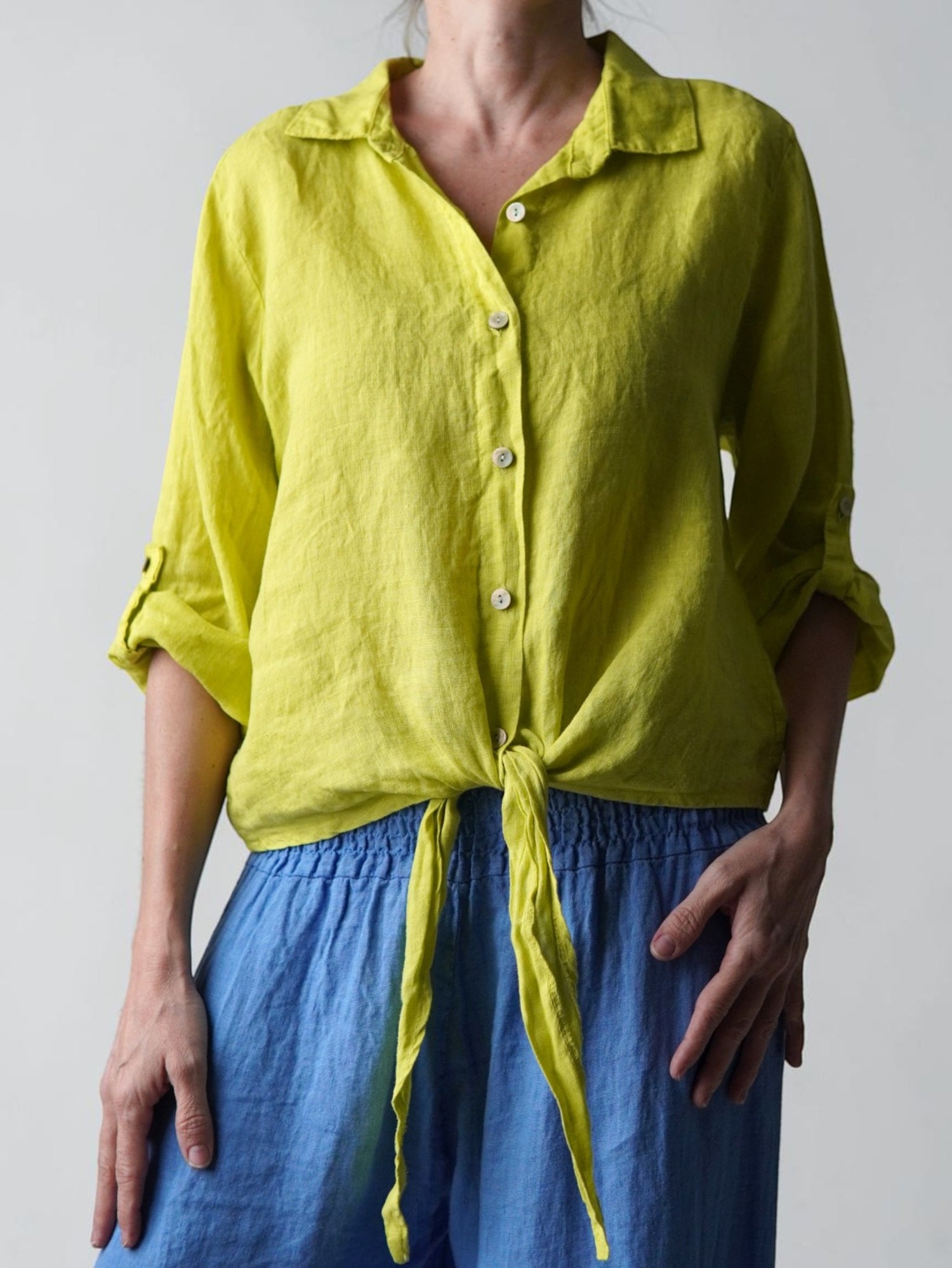 Cămașă de vară din in galbenă cu nod în talie și croială lejeră