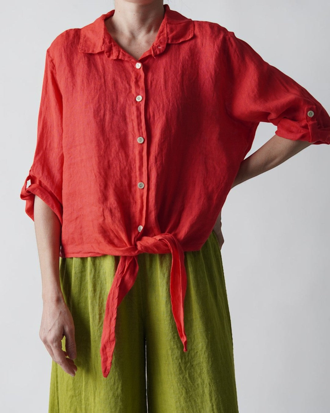 Cămașă de vară din in roșie cu nod frontal și design relaxat