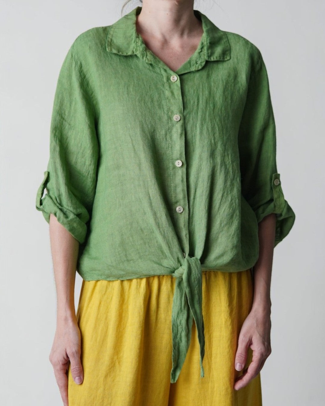 Cămașă de vară din in verde cu nod în talie și nasturi eleganți