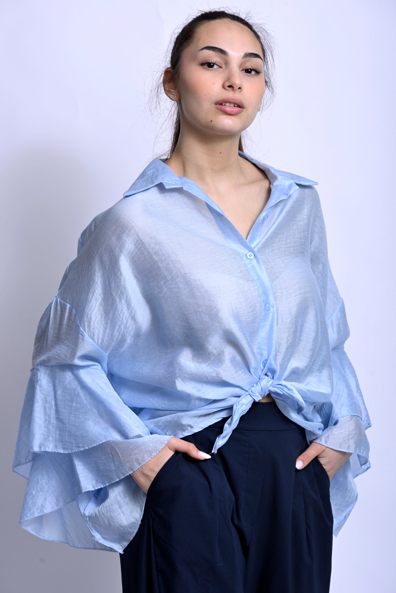 Cămașă albastră din lyocell cu croială oversize și mânecă volan, vedere laterală