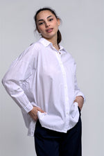 Cămașă oversize albă cu croială asimetrică, vedere din față