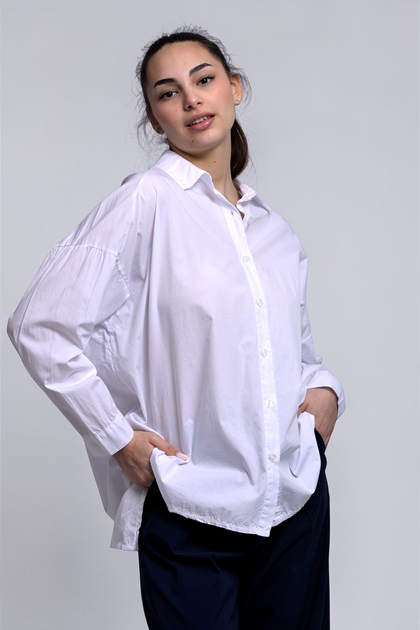 Cămașă oversize albă cu croială asimetrică, vedere din față