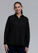 Cămașă oversize albă cu croială asimetrică, vedere din spate