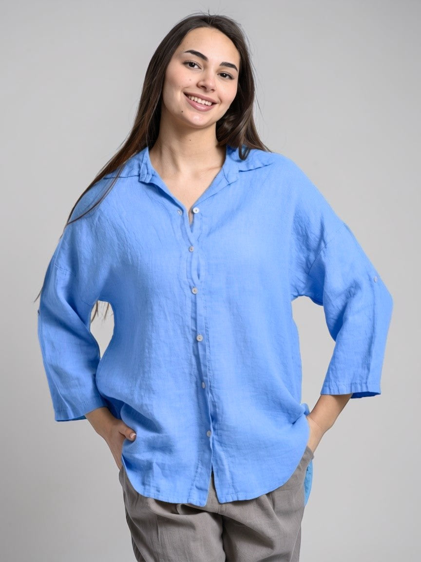 Cămașă din in mai lungă în spate purtată de model