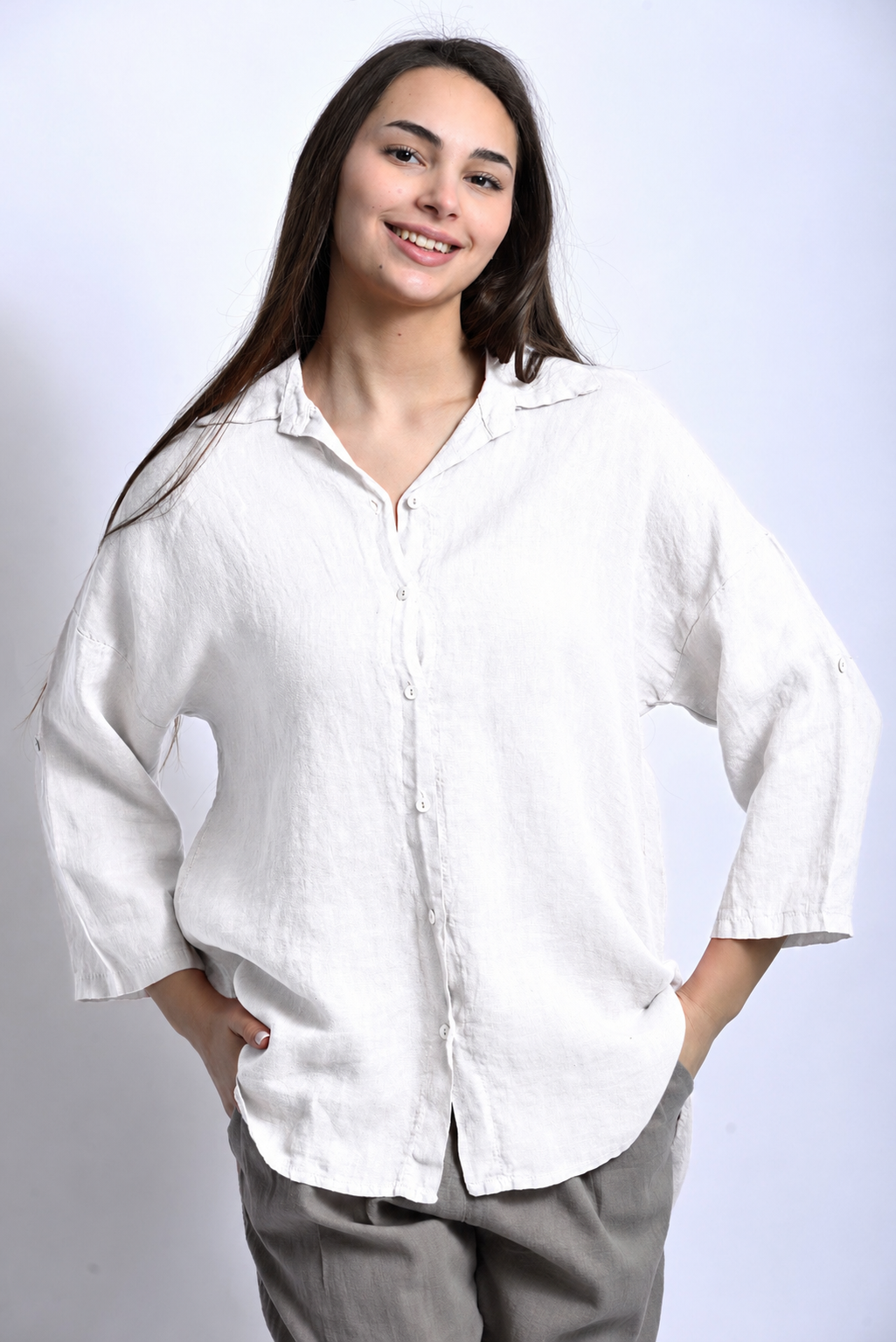 Cămașă din in mai lungă în spate purtată de model