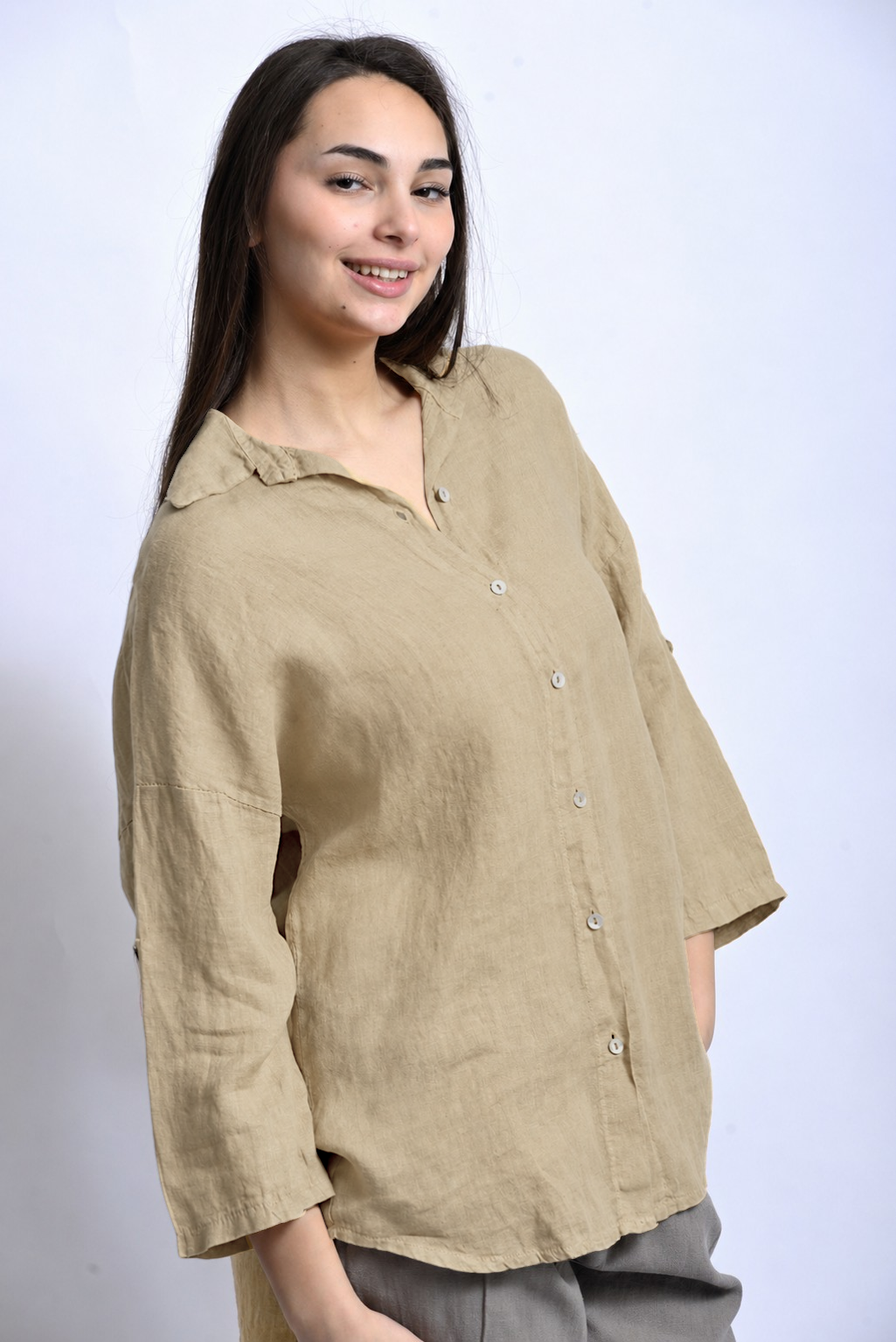 Cămașă din in mai lungă în spate purtată de model