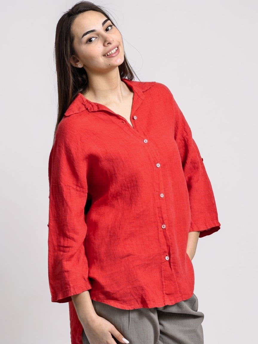 Cămașă din in mai lungă în spate purtată de model
