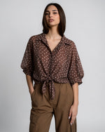 Cămașă lejeră din tencel cu buline purtată pe model, vedere față