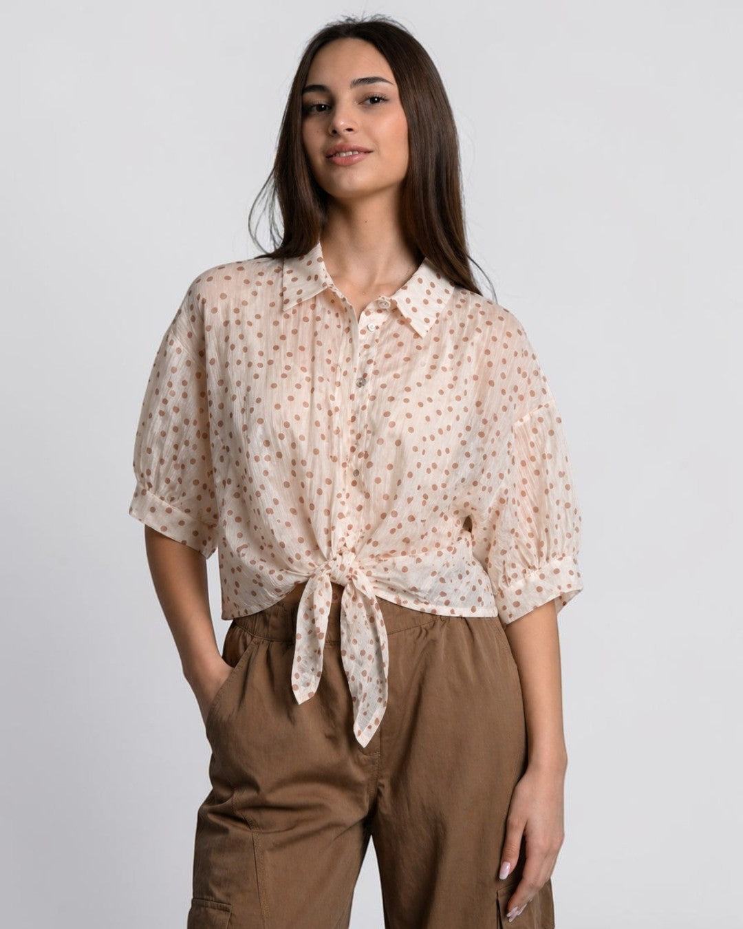 Cămașă din tencel cu buline asortată în ținută casual