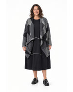 Cardigan lung asimetric plus size, tricot jacquard gri cu negru, purtat deschis pe model - All Above Boutique