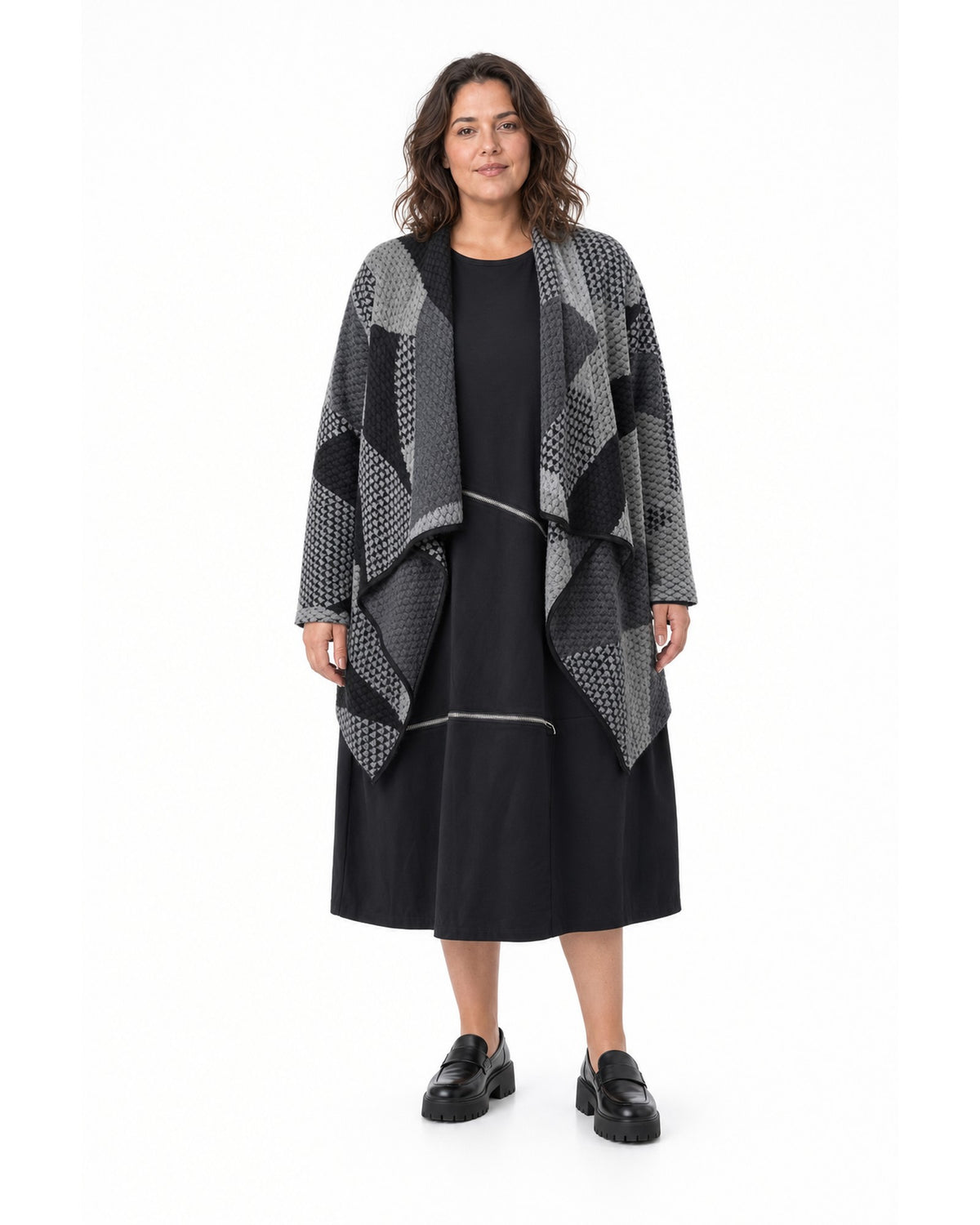 Cardigan lung asimetric plus size, tricot jacquard gri cu negru, purtat deschis pe model - All Above Boutique
