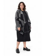 Cardigan plus size cu colțuri drapate și model geometric gri, vedere din trei sferturi - All Above Boutique