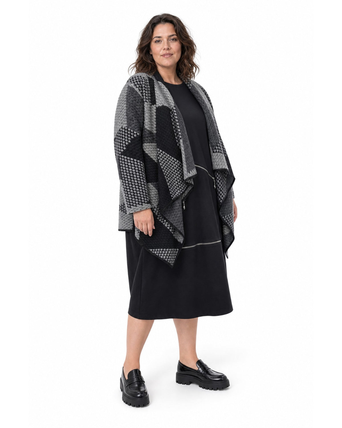Cardigan plus size cu colțuri drapate și model geometric gri, vedere din trei sferturi - All Above Boutique
