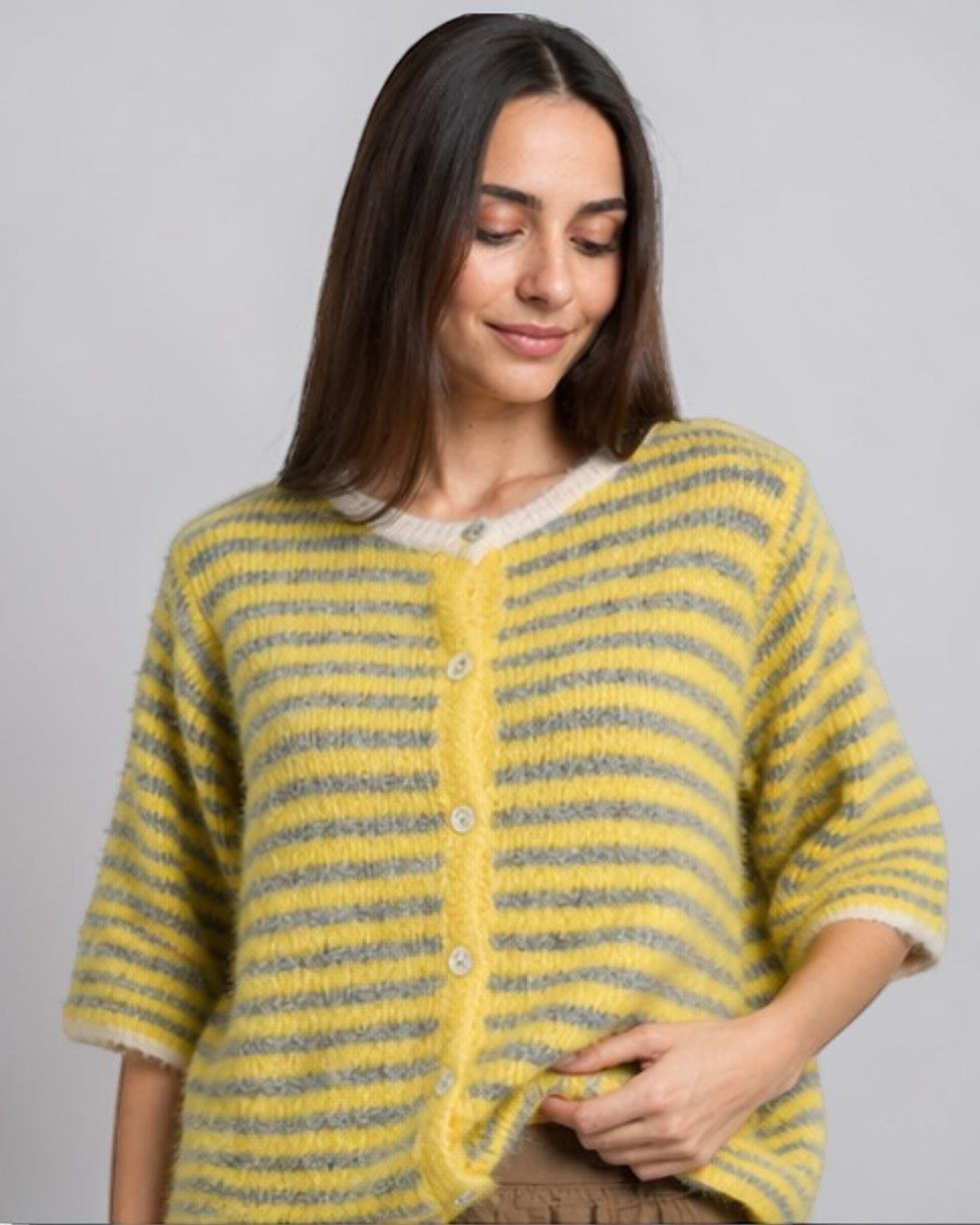 Detaliu cardigan din lână galben cu dungi și croială lejeră