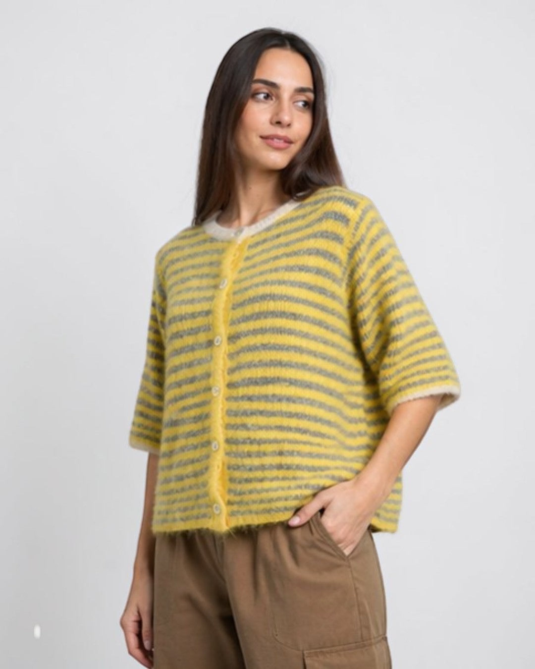 Cardigan galben cu dungi purtat într-o ținută casual completă