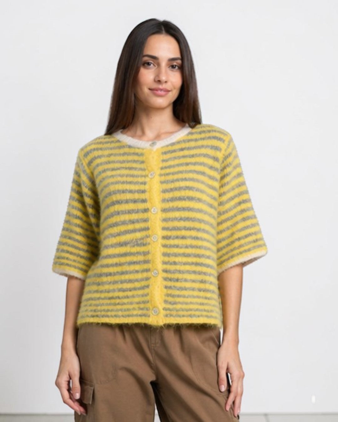 Cardigan galben cu dungi, variantă de culoare și styling casual