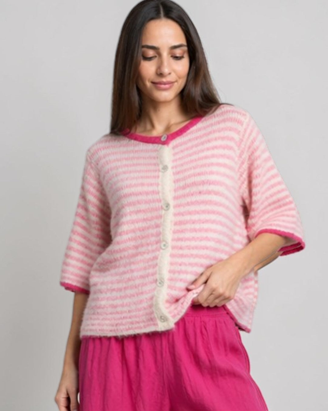Cardigan din lână cu dungi roz purtat pe model, vedere din față