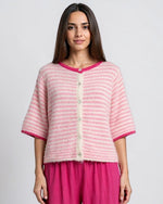 Cardigan roz cu dungi purtat pe model, vedere din spate
