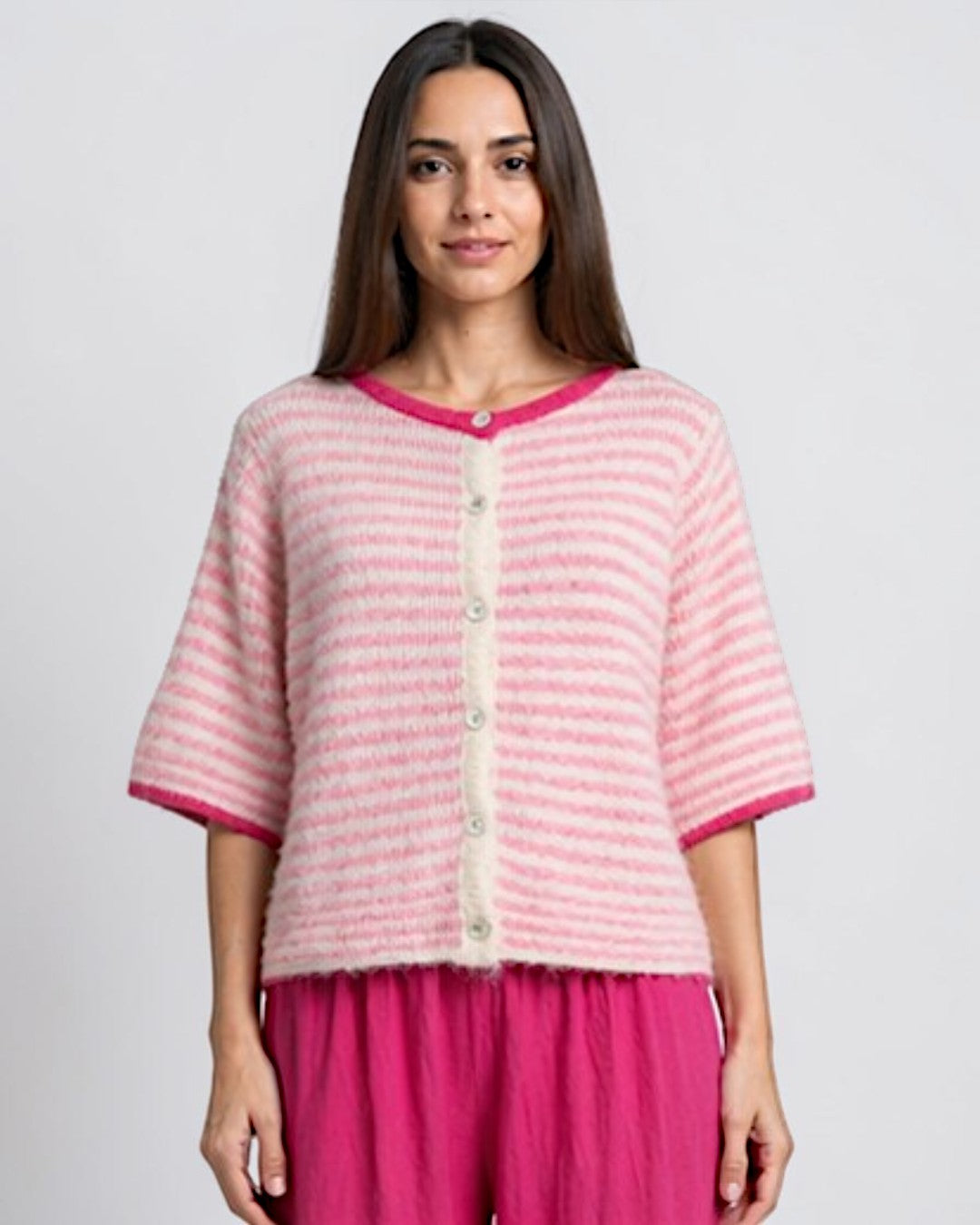 Cardigan roz cu dungi purtat pe model, vedere din spate