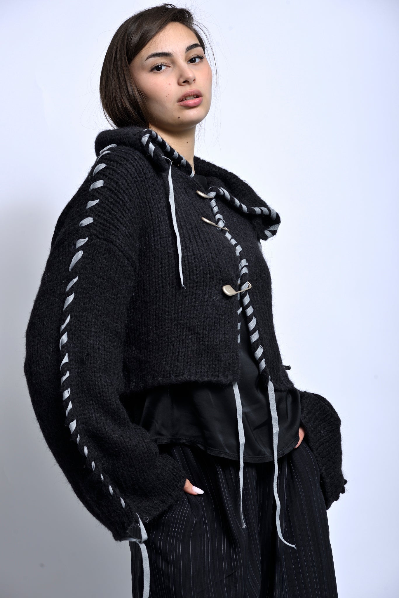 Cardigan tricotat cu detalii șiret și ace decorative, vedere laterală