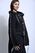 Cardigan tricotat cu croială scurtă și design urban, vedere din profil