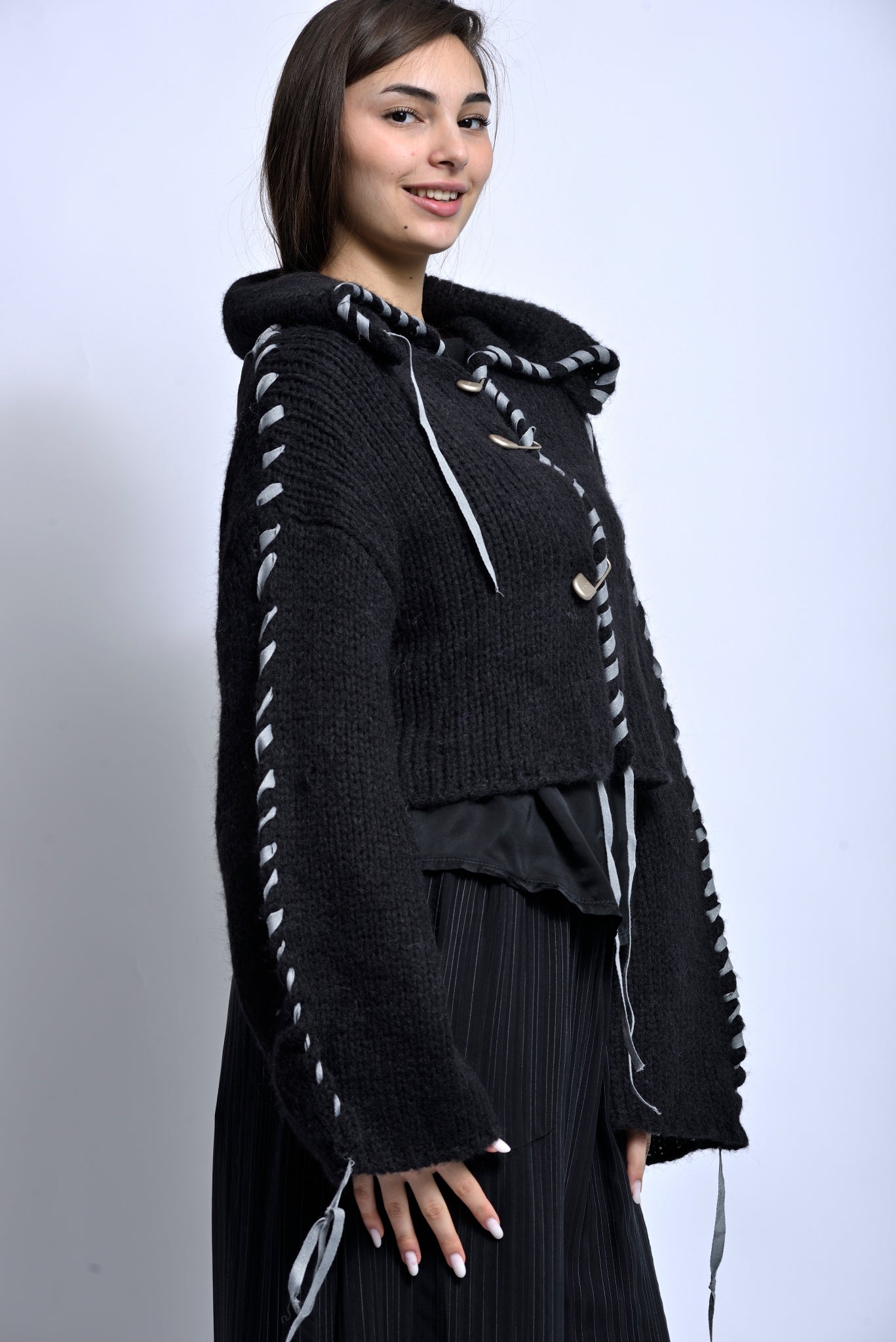 Cardigan tricotat cu croială scurtă și design urban, vedere din profil