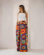 Pantaloni largi cu cercuri colorate și croială lejeră, vedere laterală — All Above Boutique.